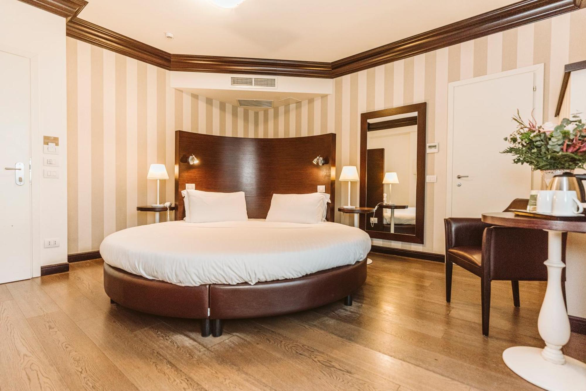 Palazzo Bezzi Hotel Ravenna Bagian luar foto